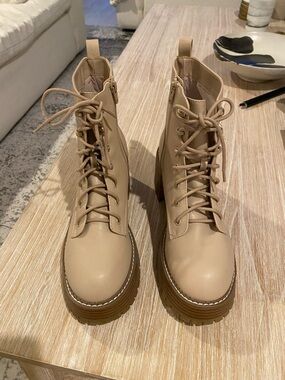 Women's Lace-Up Combat Boots in Beige - Stylish Chunky Sole. BRAND NEW.